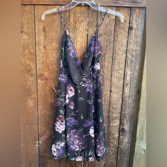 Fame and Partners Black/Purple Floral Strappy Dress Low Back V-Neck NWOT - Picture 2 of 6